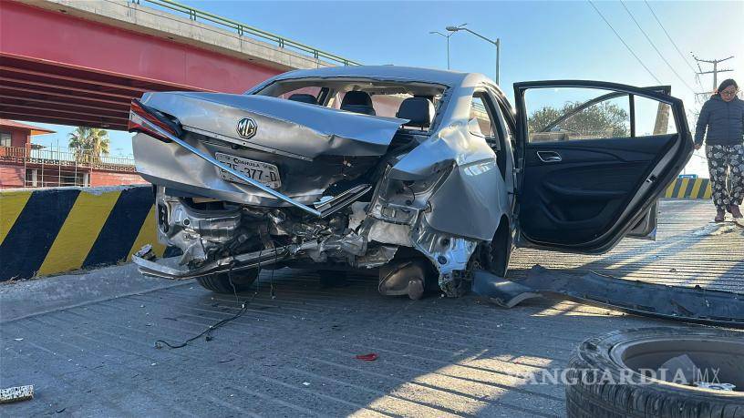 $!Dos vehículos resultaron con daños severos tras un choque registrado en la lateral del periférico Luis Echeverría Álvarez.