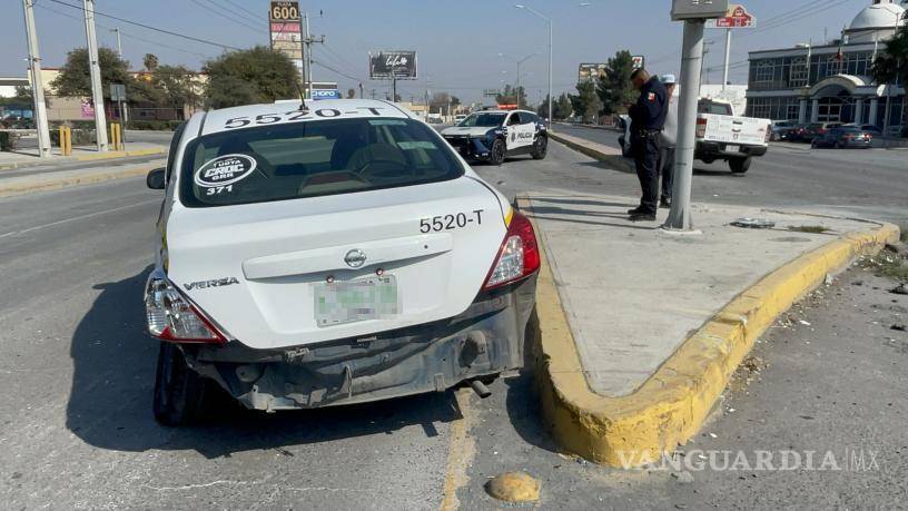 $!Se atraviesa taxista al dar vuelta y provoca percance en Saltillo