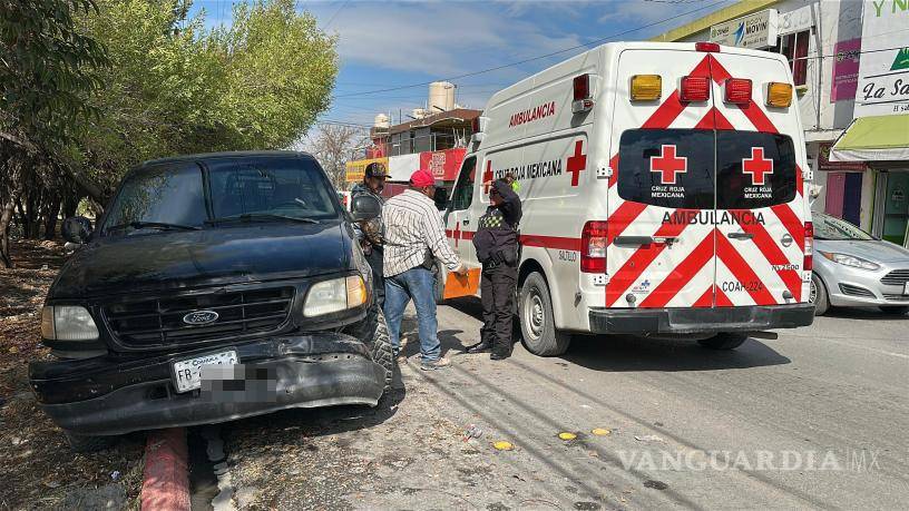 $!Paramédicos de la Cruz Roja valoraron a los involucrados en el lugar del accidente.