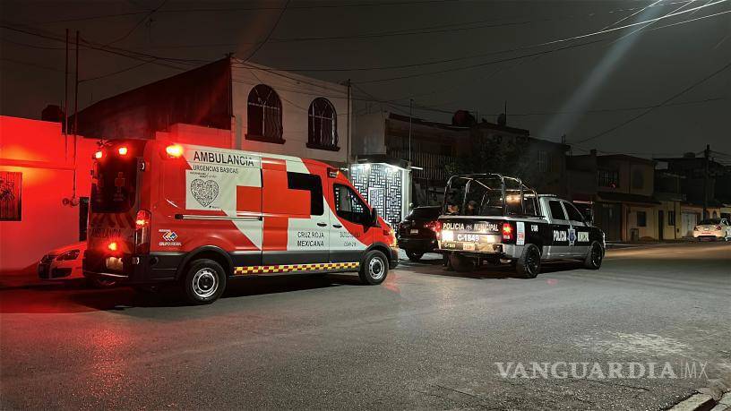 $!Paramédicos de la Cruz Roja Mexicana arribaron al domicilio tras el reporte realizado al sistema de emergencias 911; sin embargo, únicamente confirmaron que la joven ya no contaba con signos vitales.