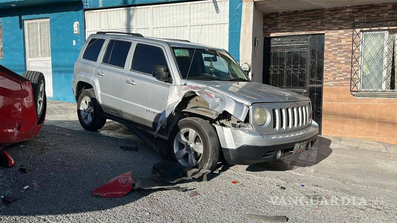 $!La Jeep Patriot presentó afectaciones en el costado delantero izquierdo a causa del impacto.