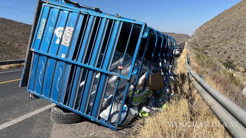 $!El remolque quedó sobre el carril de acotamiento, provocando afectaciones parciales a la circulación en la carretera hacia Monclova mientras se atendía el accidente.