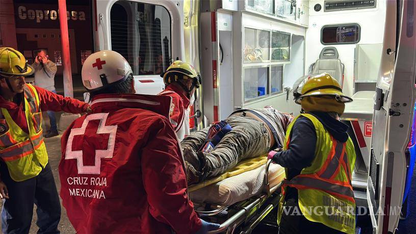 $!Paramédicos de la Cruz Roja atendieron al conductor, quien presentó fracturas en el rostro.