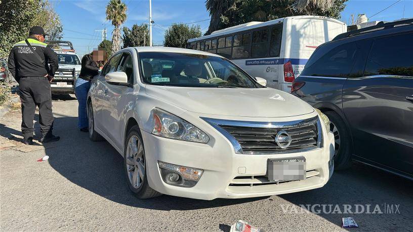 $!La conductora del Nissan Sentra fue detenida por Tránsito Municipal para el deslinde de responsabilidades.