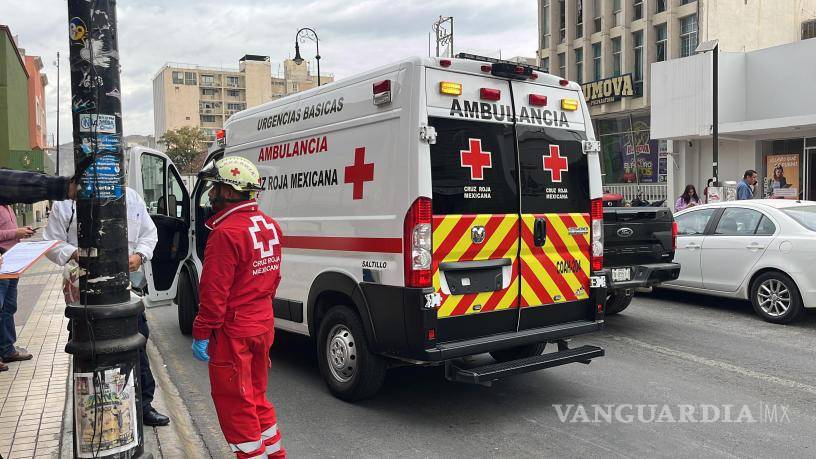 $!La caída ocurrió en el cruce de las calles Victoria y Javier Mina, al presentar el trabajador un cuadro de mareo.