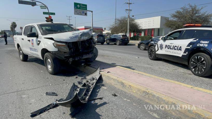 $!Se atraviesa taxista al dar vuelta y provoca percance en Saltillo