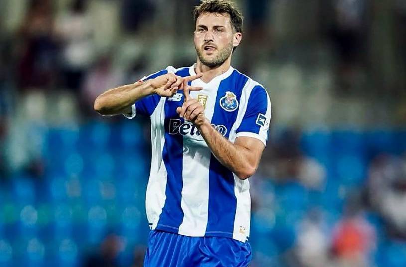 Santiago Giménez convirtió su segundo gol con el Porto, mientras Johan Vásquez lideró la defensa del Genoa en su victoria sobre la Juventus.