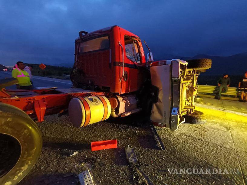 $!Elementos de rescate y paramédicos del servicio A.M.O.R. brindaron atención médica en el lugar del accidente al conductor del tractocamión involucrado.