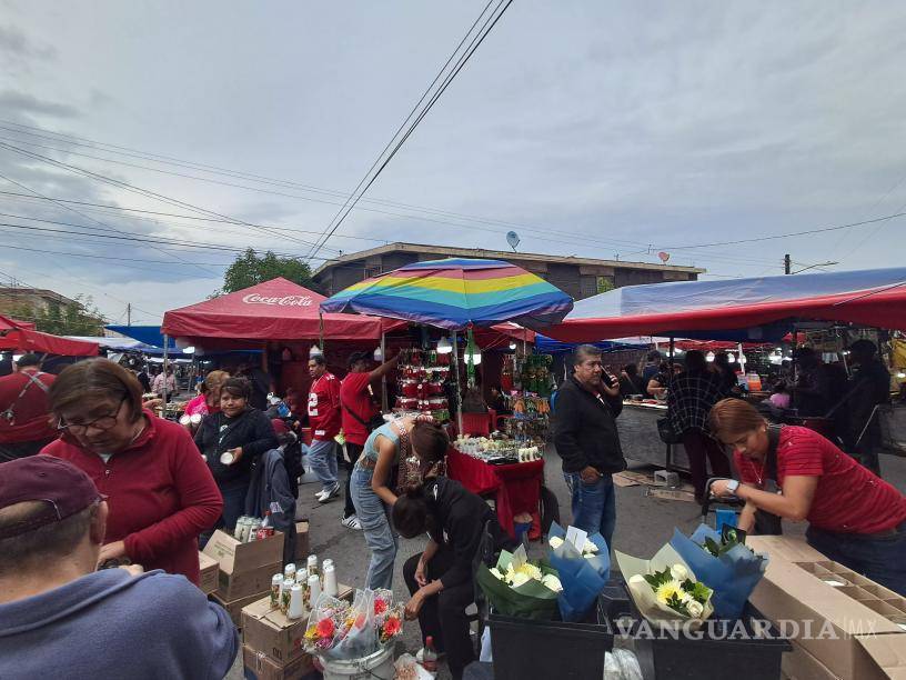$!Puestos de comida y dulces típicos acompañaron la fiesta patronal de San Judas Tadeo, una celebración que reunió a familias saltillenses.