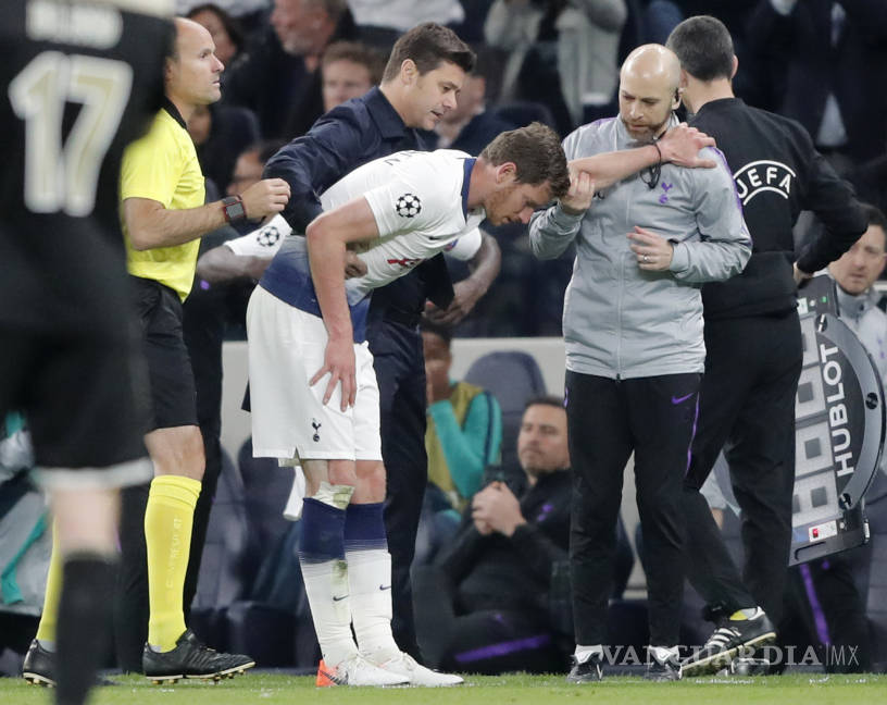 $!El terrible accidente que sufrió un jugador del Tottenham en su derrota frente al Ajax