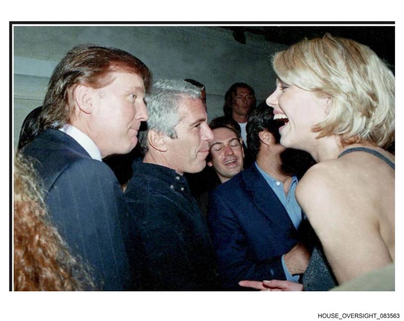 $!Fotografía publicada por los demócratas del Comité de Supervisión de la Cámara Baja de Donald Trump (i), hablando con una mujer junto a Jeffrey Epstein.