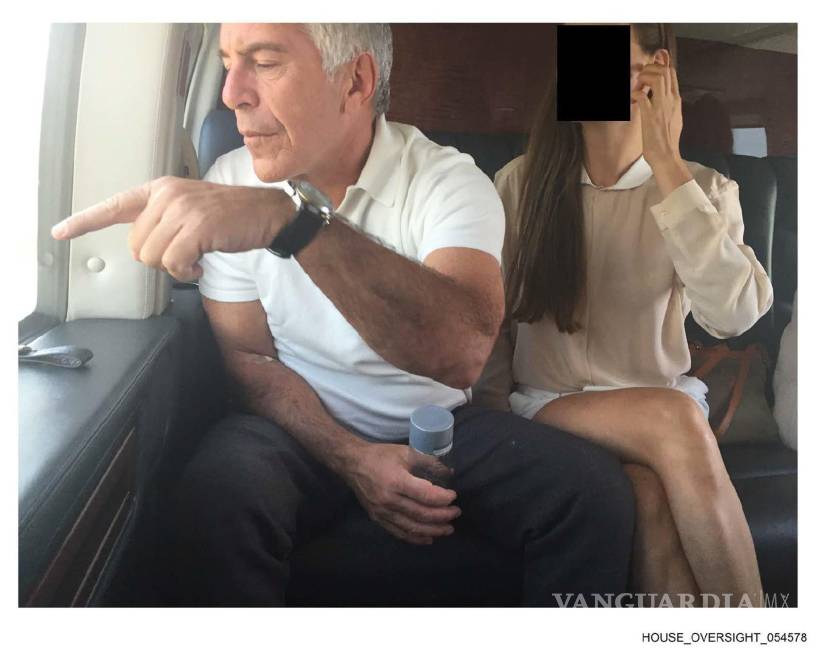 $!Fotografía publicada por los demócratas del Comité de Supervisión de la Cámara Baja, de muestra a Jeffrey Epstein (i) con una mujer no identificada en un avión.