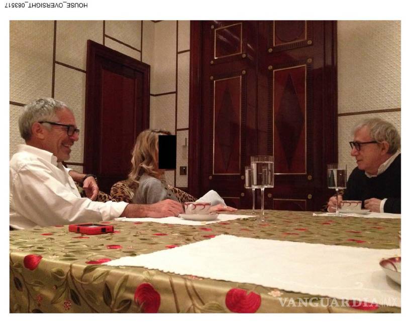 $!Fotografía sin fecha específica donde aparece Jeffrey Epstein (i) hablando con el director de cine Woody Allen (d).