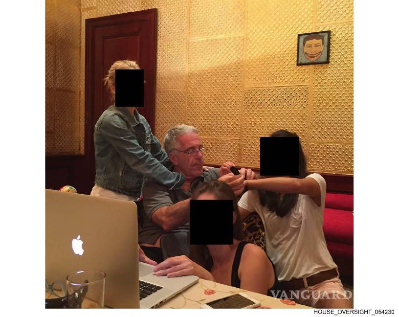 $!Jeffrey Epstein junto a tres mujeres con el rostro censurado para proteger su identidad en una de las habitaciones de su mansión.