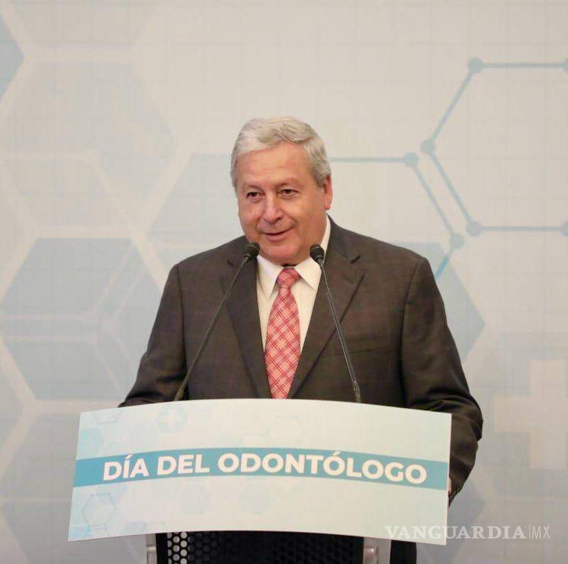 $!El alcalde de Saltillo, José María Fraustro Siller, expresó su reconocimiento a los odontólogos en el Día de la Odontología.