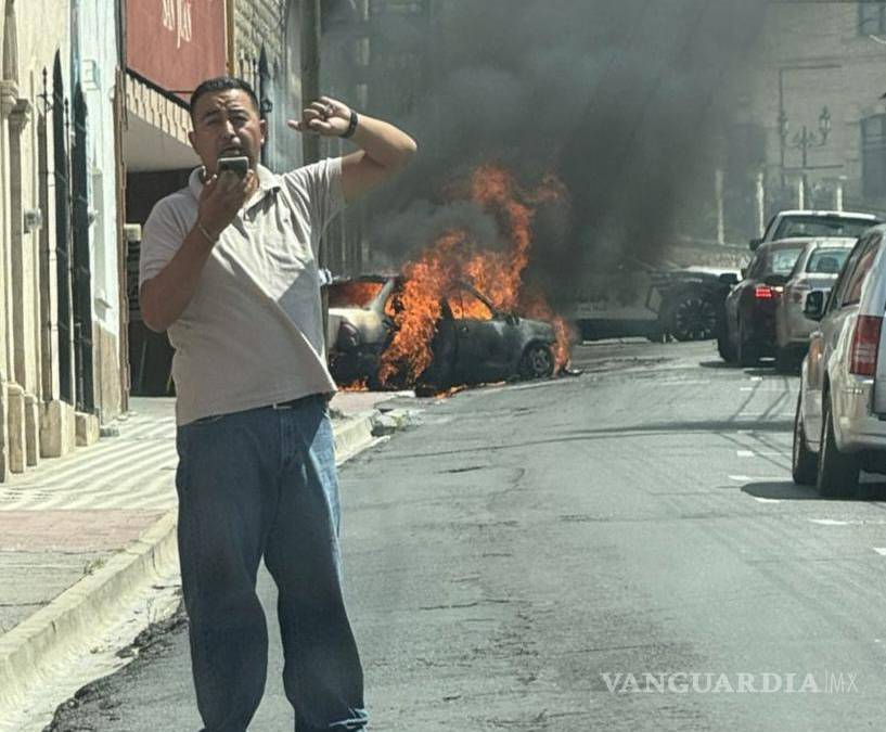 Conductor escapa de auto en llamas en pleno centro de Saltillo