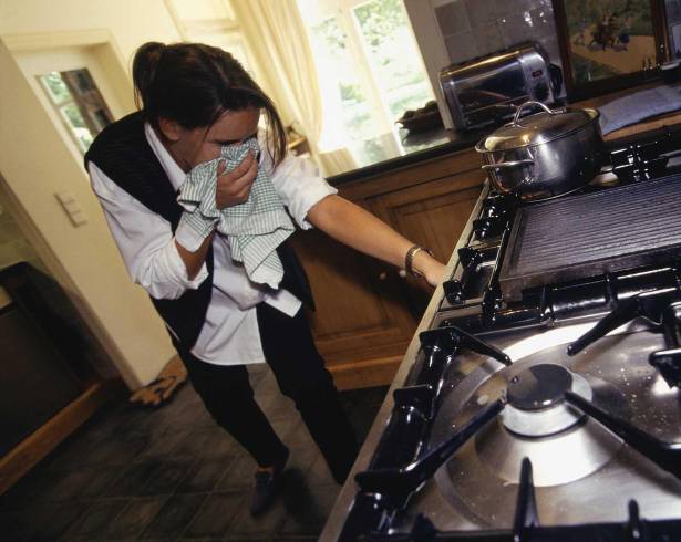 Autoridades recomiendan mantener ventiladas las viviendas para evitar la acumulación de monóxido de carbono.