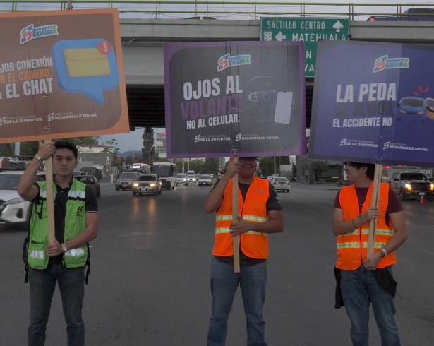 Jóvenes de Saltillo participaron en un mega crucero para promover la seguridad y prevención de accidentes viales.