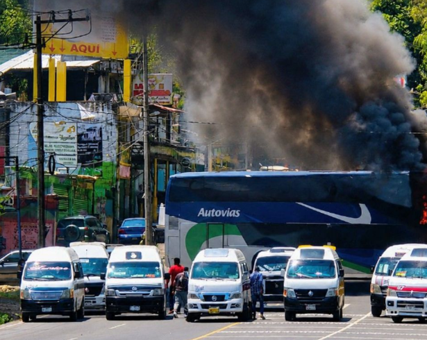 Se reportó el incendio de vehículos, de un autobús de pasajeros y un establecimiento comercial en distintos puntos de la localidad.
