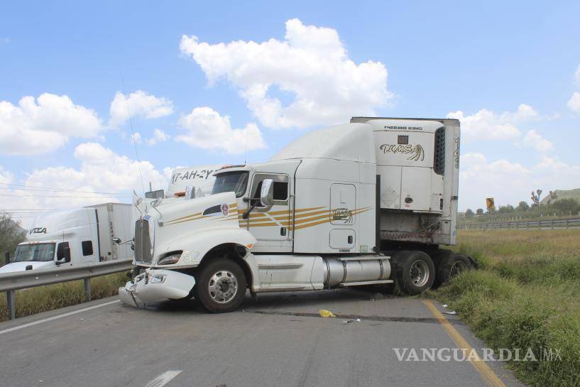 $!Personal de la Guardia Nacional cerró el carril afectado y desvió la circulación a caminos de terracería mientras se retiraban los vehículos.