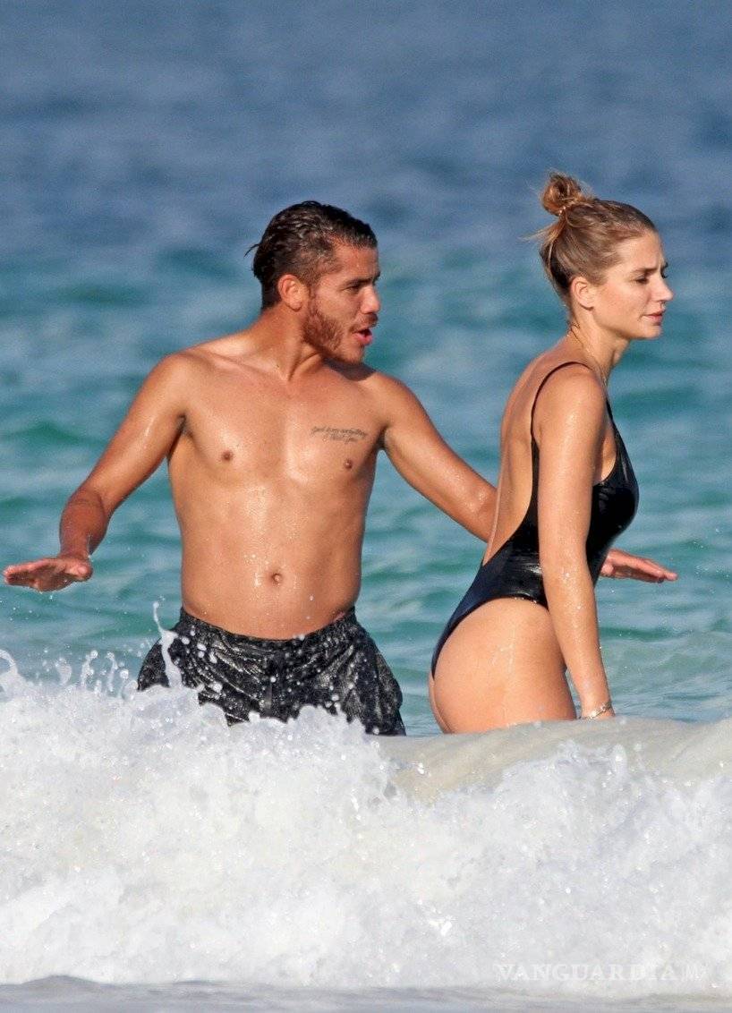 $!Captan de vacaciones a Jona dos Santos en Cancún con dos mujeres