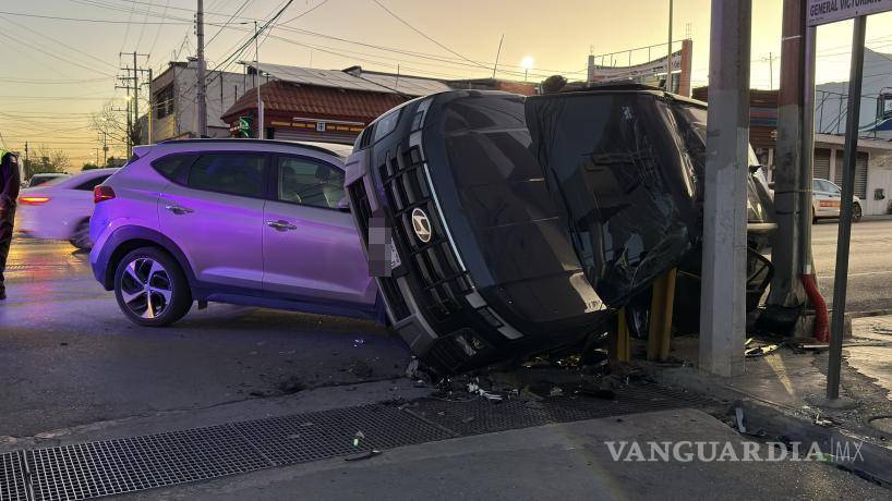 $!La camioneta Hyundai Tucson volcó y terminó sobre postes metálicos, atravesando el cristal de la ventanilla del conductor.