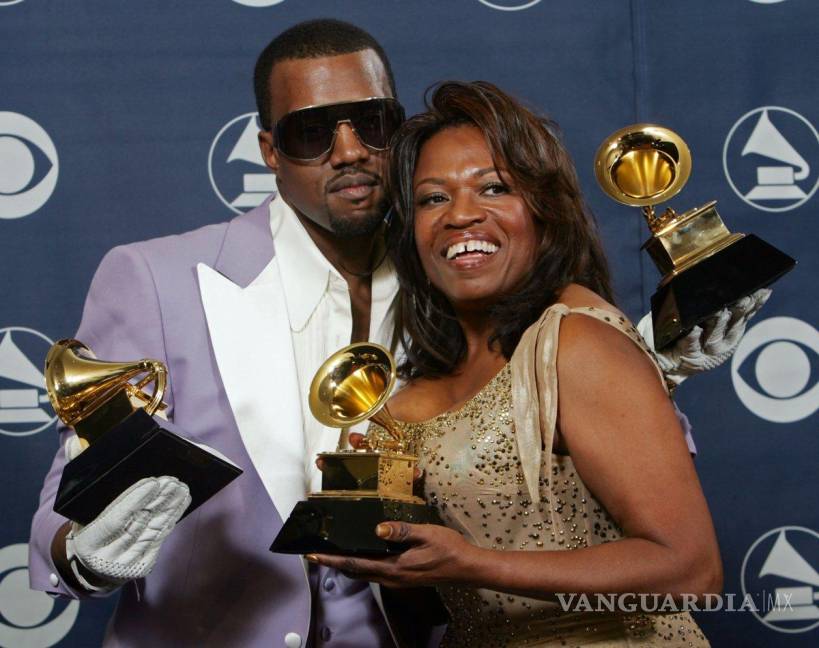 $!¿Kanye West hospitalizado por muerte de su madre?