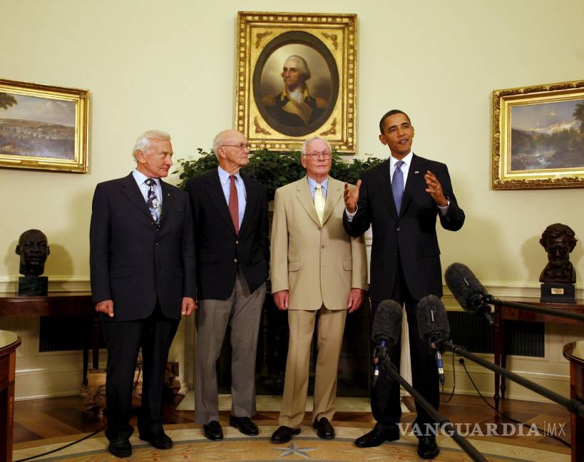 $!La tripulación del Apolo 11, Buzz Aldrin, Michael Collins y Neil Armstrong, junto al presidente de los Estados Unidos, Barack Obama en la Casa Blanca en 2009.