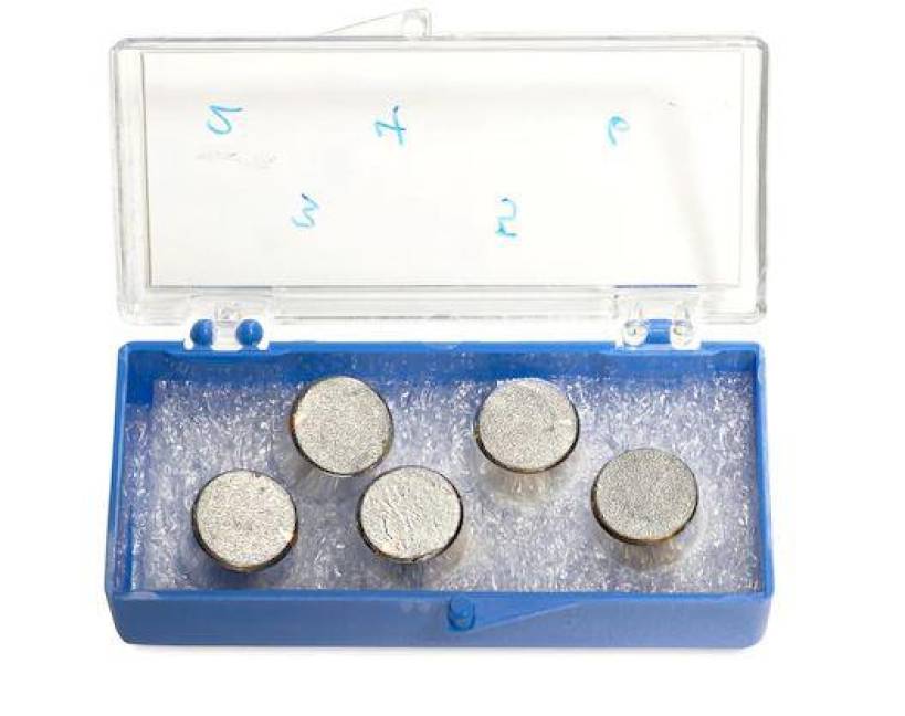 $!La venta de hoy consiste en cinco trozos de muestra de aluminio que están cubiertos con una capa de cinta de carbono que une una pizca de polvo lunar de la primera muestra recolectada en la luna.
