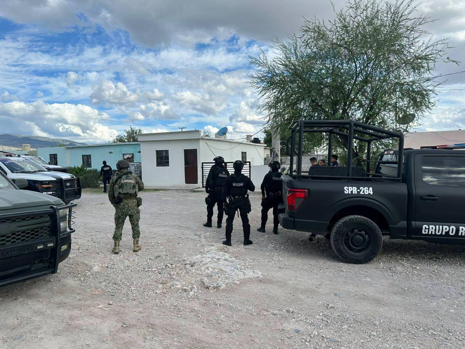 Aseguran a tres personas y dosis de presunta droga tras cateo a vivienda en la colonia Emiliano Zapata, Castaños