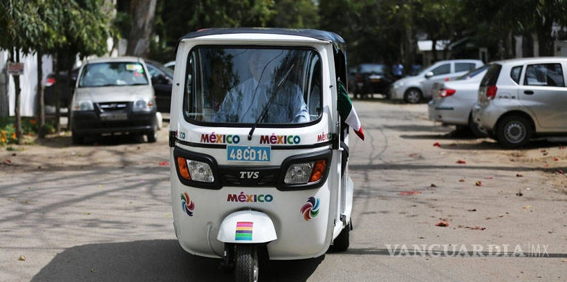 $!Alaban a embajadora mexicana que cambió su auto lujoso por una mototaxi