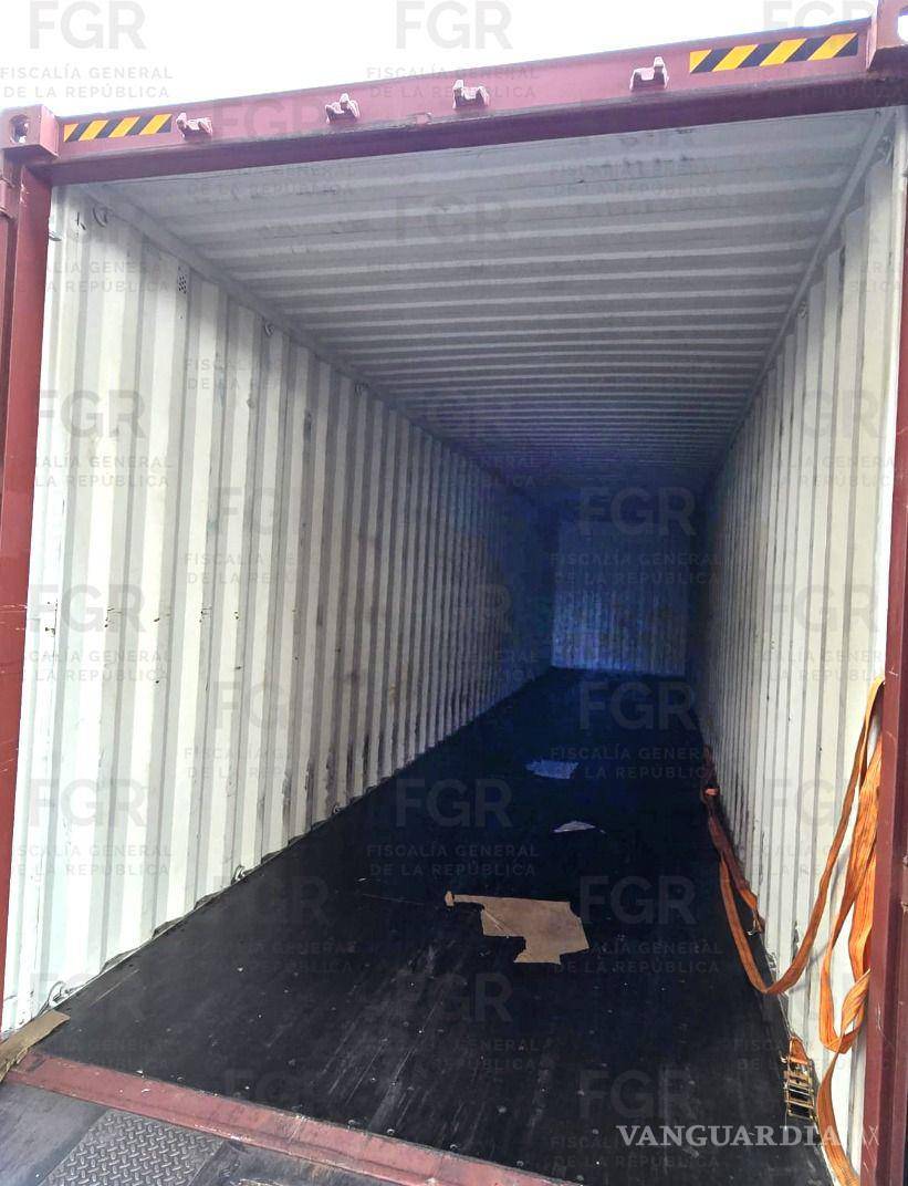 $!FGR y SSPC aseguran más de 54 mil litros de precursores químicos en el puerto de Manzanillo
