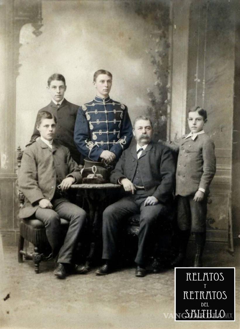 $!Johann Georg Friedrich Gossmann con sus hijos. Augusto, sentado, arriba Wilhelm, George y Walter.