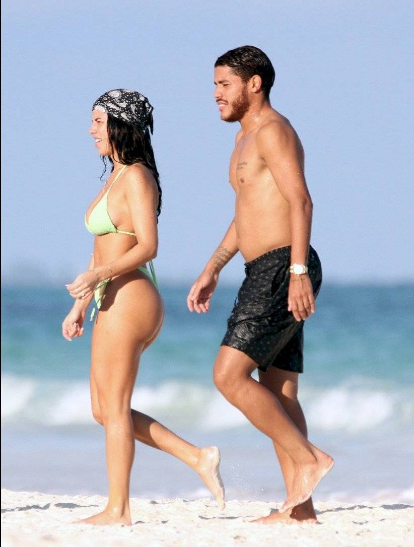 $!Captan de vacaciones a Jona dos Santos en Cancún con dos mujeres