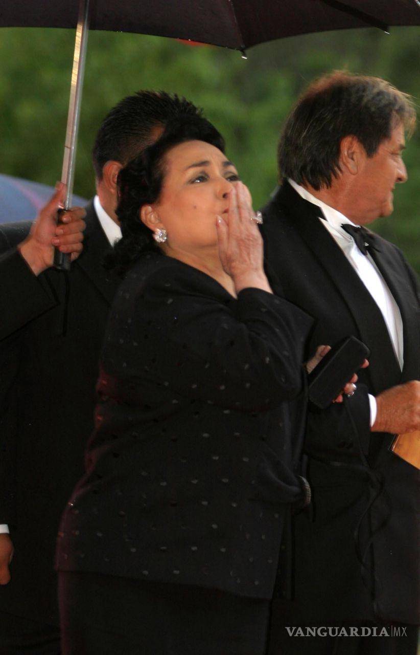 $!27 de abril de 2004. La actriz Carmen Salinas, a su llegada a la alfombra roja para el estreno de la película Zapata. Cuartoscuro/Sandra Perdomo