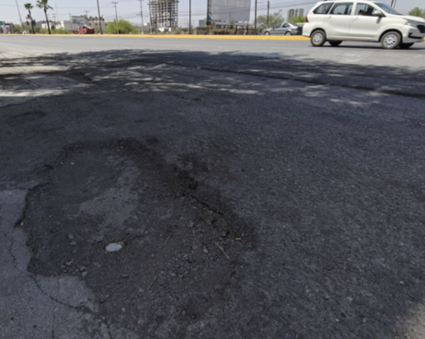 Especialistas señalan que la renovación total de la carpeta asfáltica es una solución más duradera que las reparaciones aisladas en el pavimento.