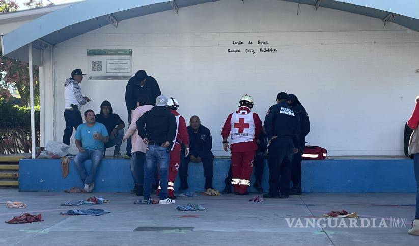 $!A los policías y trabajadores se les condujo a la tarima del patio, donde fueron valorados por los paramédicos.