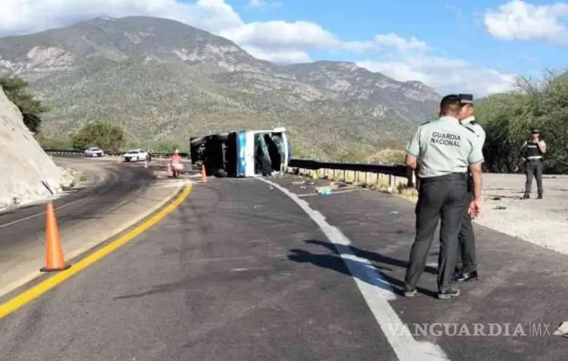 $!Mueren 18 migrantes tras volcar camión en Oaxaca