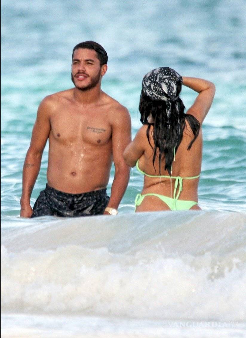 $!Captan de vacaciones a Jona dos Santos en Cancún con dos mujeres