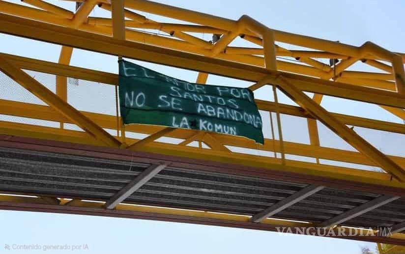 $!Los mensajes aparecieron en distintos puntos de la ciudad en medio de la inconformidad de parte de la afición de Santos Laguna.