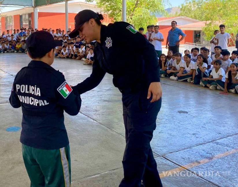 $!Los oficiales recorren escuelas de nivel Básico en donde ofrecen a niños consejos de autocuidado, medidas de seguridad y el uso responsable de los números de emergencia.