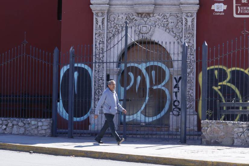 $!La Biblioteca Pública, a cargo de la Secretaría de Educación de Coahuila, mantiene los graffitis en las fachadas de la Capilla de Landín, según se observa en esta foto reciente.