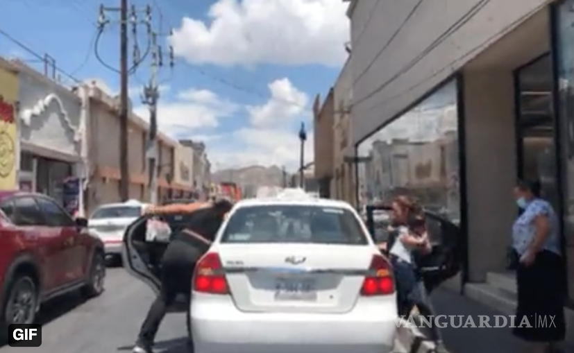 $!En la Zona Centro, es común encontrar a unidades subiendo pasaje sin estacionarse en los sitios adecuados.