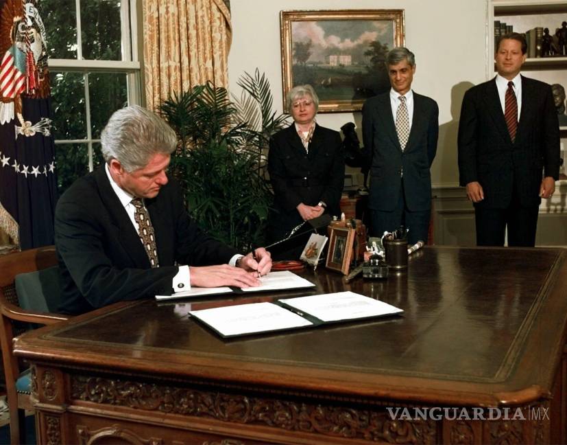 $!El presidente Bill Clinton veta partes del presupuesto federal y la ley de reducción de impuestos en la Oficina Oval de la Casa Blanca el 11 de agosto de 1997.