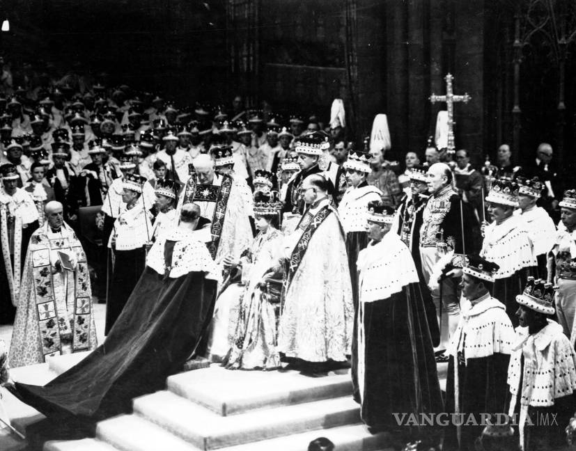 $!El príncipe Felipe se arrodillado, coloca sus manos entre las de la reina Isabel II, su esposa, mientras jura lealtad, en la ceremonia de coronación de la reina.