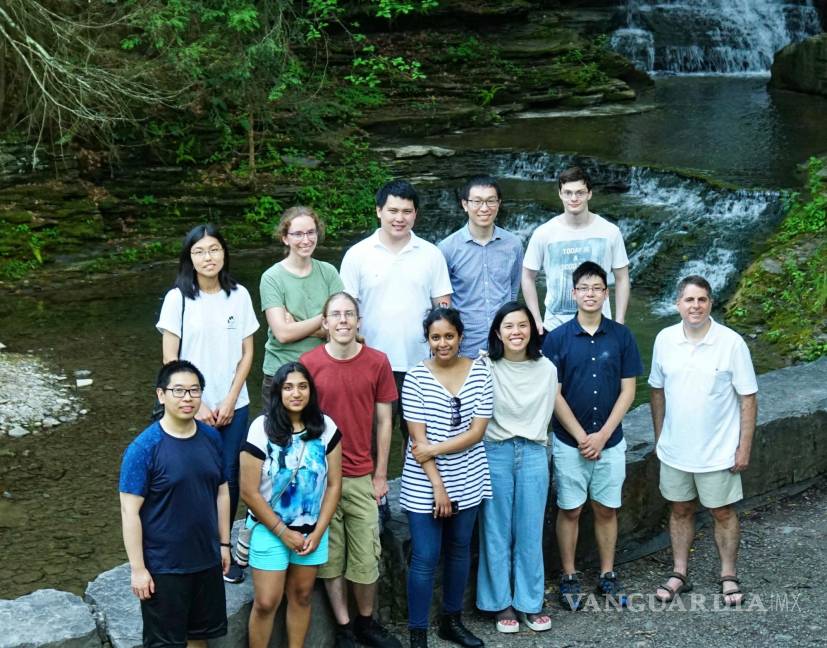 $!Foto grupal prepandemica del equipo de Cornell, en 2018. Zhen Chen, primer autor del estudio de 2021, en la última fila, el segundo desde la derecha. Yi Jiang, segundo autor, en la primera fila a la izquierda. David Mulller se ubica en la primera fila, el primero a la derecha. EFE/Cornell University