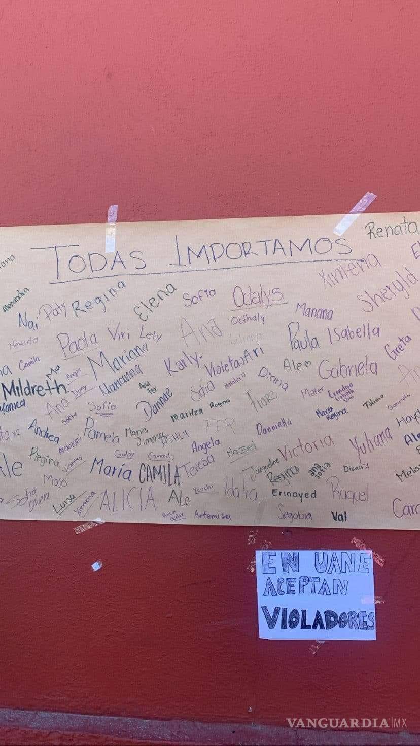 $!Carteles pegados en las paredes de la UANE Saltillo.