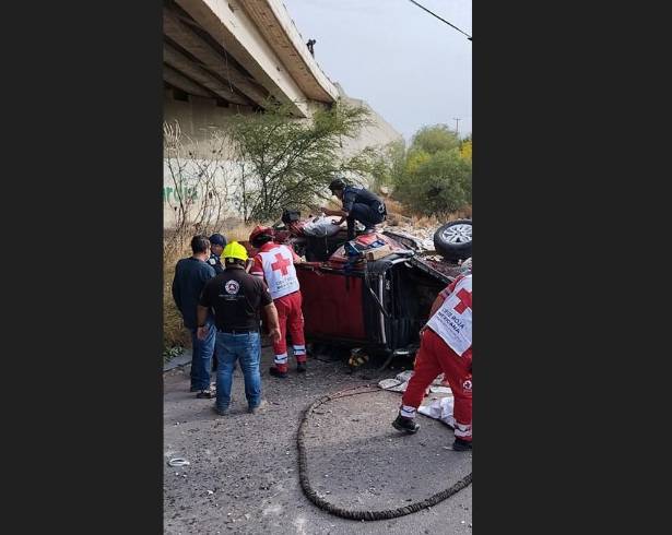 Dos personas viajaban en la camioneta que cayó del puente; las dos fueron hospitalizadas.