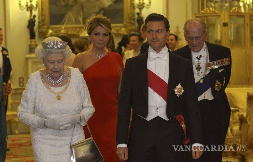 $!La reina Isabel II, el expresidente Enrique Peña Nieto, su esposa Angélica Rivera de Peña y el príncipe Felipe.