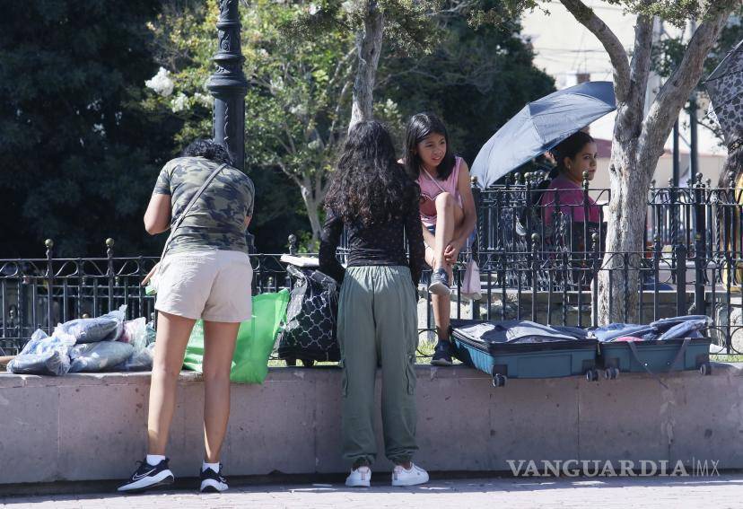 $!Las “nenis” se instalan en algún punto céntrico para esperar a su cliente, con quien por internet habrán hecho ya la transacción de compra-venta.